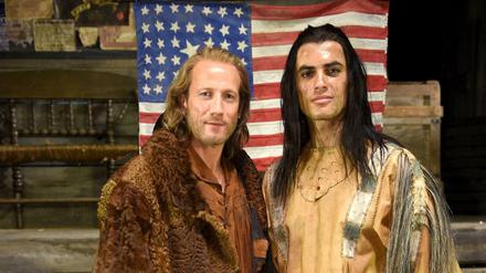 Wotan Wilke Möhring (links) spielt Old Shatterhand und Nik Xhelilaj Winnetou in der RTL-Neuverfilmung. 