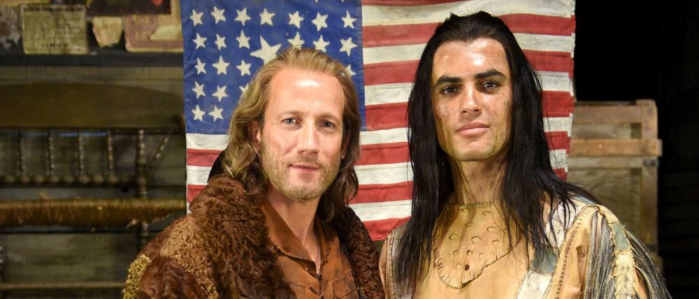 Wotan Wilke Möhring (links) spielt Old Shatterhand und Nik Xhelilaj Winnetou in der RTL-Neuverfilmung. 
