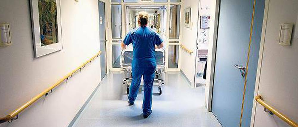Allein im Dienst. Pflegekräfte sollen an der Charité mehr Kollegen bekommen. Im Januar könnte die Klinikleitung dazu mit der Gewerkschaft Verdi einen Tarifvertrag unterzeichnen.