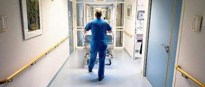 Allein im Dienst. Pflegekräfte sollen an der Charité mehr Kollegen bekommen. Im Januar könnte die Klinikleitung dazu mit der Gewerkschaft Verdi einen Tarifvertrag unterzeichnen.