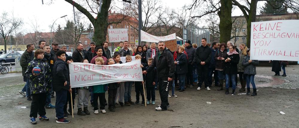 Eltern, Kinder und Vereinsvertreter protestieren in Reinickendorf.