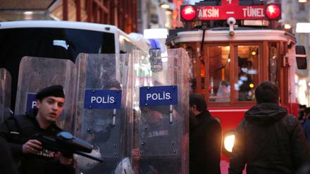 Die türkischen Sicherheitskräfte gehen in Diyarbakir gegen Demonstranten vor. 