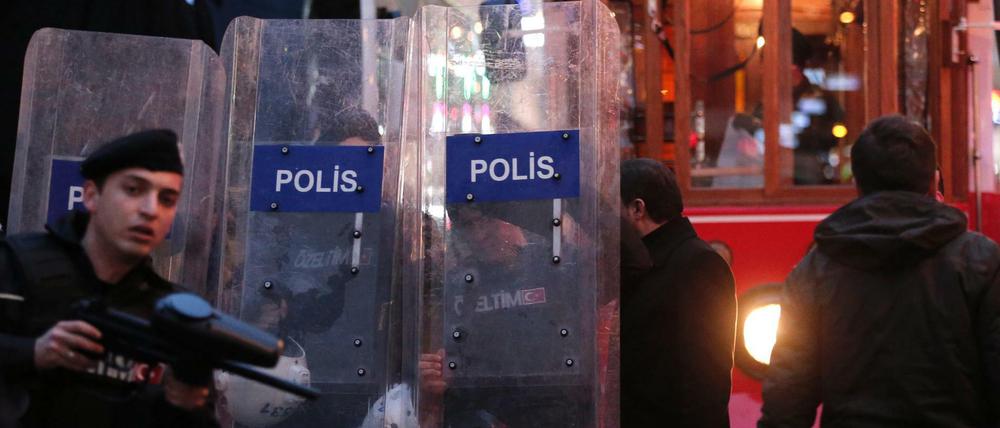 Die türkischen Sicherheitskräfte gehen in Diyarbakir gegen Demonstranten vor.