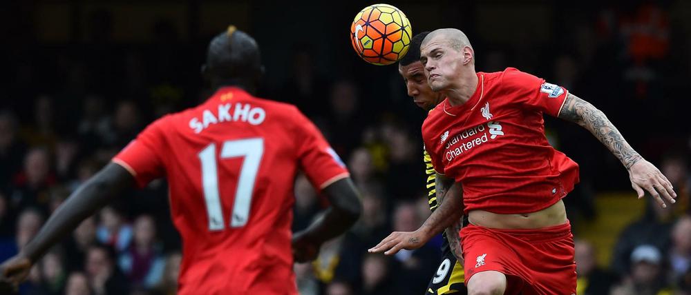 Watfords Stürmer Troy Deeney (2nd R) gegen Martin Skrtel (R)..