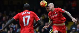 Watfords Stürmer Troy Deeney (2nd R) gegen Martin Skrtel (R)..