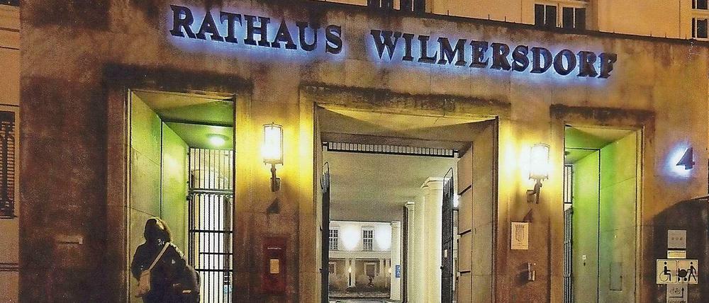Das Titelfoto der Karte erschien schon Ende 2014 im Tagesspiegel, als das Bezirksamt das Rathaus aus Kostengründen räumte. Rund acht Monate später eröffnete die Notunterkunft.