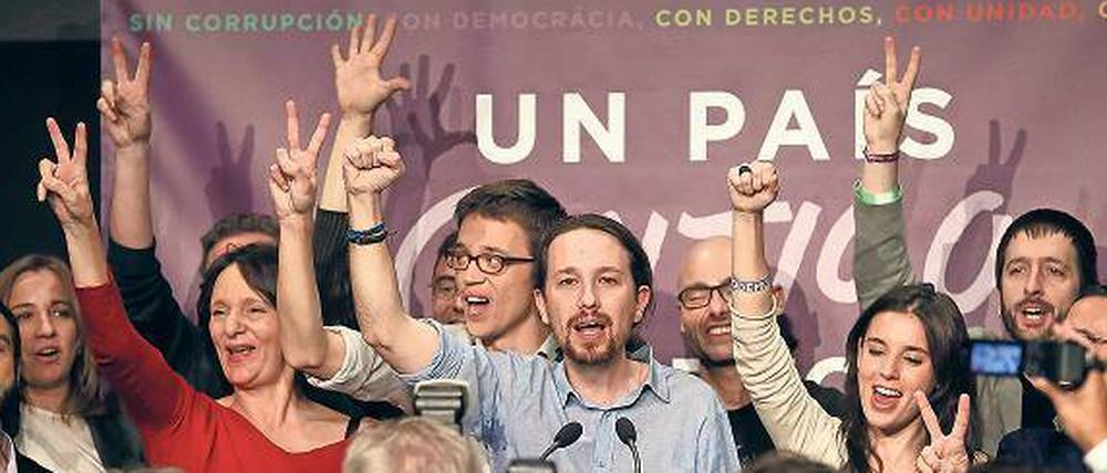 Triumph der Jungen. Die Protestpartei Podemos um den Parteiführer Pablo Iglesias, hier mit gereckter Faust, hat aus dem Stand fast 21 Prozent gewonnen. Völlig unklar ist aber, welche Parteien sich zu einer Koalition zusammenraufen werden.