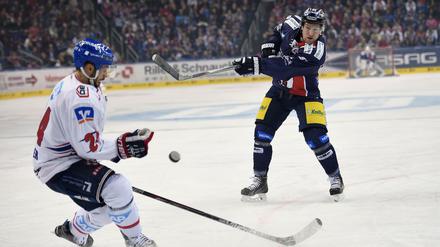 Die meisten Schüsse sitzen. Mark Olver (rechts) ist einer der wenigen Zugänge bei den Eisbären, die inzwischen in der Liga von der Gegnerschaft kaum noch unterschätzt werden dürften.