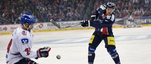 Die meisten Schüsse sitzen. Mark Olver (rechts) ist einer der wenigen Zugänge bei den Eisbären, die inzwischen in der Liga von der Gegnerschaft kaum noch unterschätzt werden dürften.