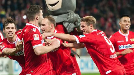 Nach dem Spiel lachen Unions Maximilian Thiel, Toni Leistner, Sören Brandy und Bobby Shou Wood (vl) mit dem Torschütze Unions Dennis Daube (2vl). 