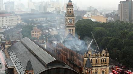 Die Feuerwehr in Sao Paulo kämpft am Montag gegen das Feuer in Museum der Portugiesischen Sprache.