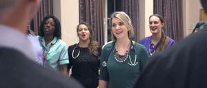 Ärzte, Schwestern und weiteres Krankenhaus-Personal bilden den NHS-Chor.