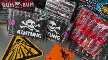 Illegales Feuerwerk, hier beschlagnahmte Böller aus Polen 2014 in Frankfurt/Oder, führt an Silvester immer wieder zu schweren Verletzungen.