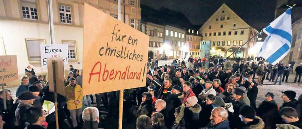 Wertedebatten sind oft Abgrenzungsdebatten. Damit werden aber potenzielle Bündnispartner ausgeschlossen, was den Kampf gegen den Terror erschwert, meint der Potsdamer Sozialisationsforscher Wilfried Schubarth. Das Foto zeigt eine Demonstration der Antiislambewegung „Sbh-Gida“ im Januar 2015 in Villingen-Schwenningen. 
