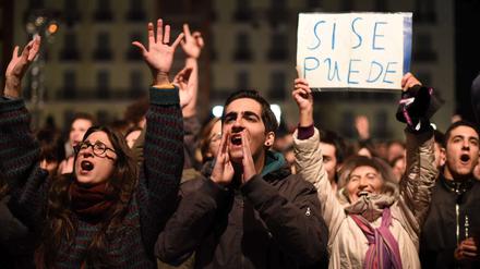 Anhänger der Protestpartei Podemos feiern den Wahlausgang in Spanien. Podemos kam noch vor den Sozialisten auf den zweiten Platz.