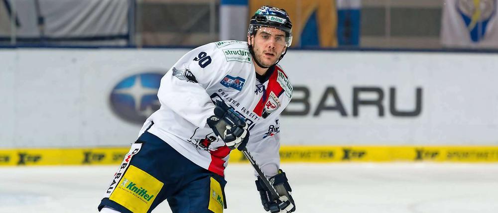 Constantin Braun (Archivbild) kann derzeit nicht für die Eisbären spielen.