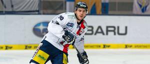 Constantin Braun (Archivbild) kann derzeit nicht für die Eisbären spielen.