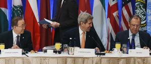 Der UN-Sicherheitsrat sollte sich am Freitagabend mit der Syrien-Krise befassen. Zuvor versuchten sich die Außenminister der USA, John Kerry (mitte) und Russlands, Sergej Lawrow (rechts) auf eine gemeinsame Position zu einigen. UN-Generalsekretär Ban Ki Moon führte ebenfalls den ganzen Tag Gespräche. 