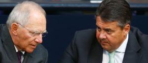 Bundesfinanzminister Wolfgang Schäuble (links) hat Mitleid mit Sigmar Gabriel wegen dessen schlechtem Abschneiden bei seiner Wiederwahl als SPD-Chef.