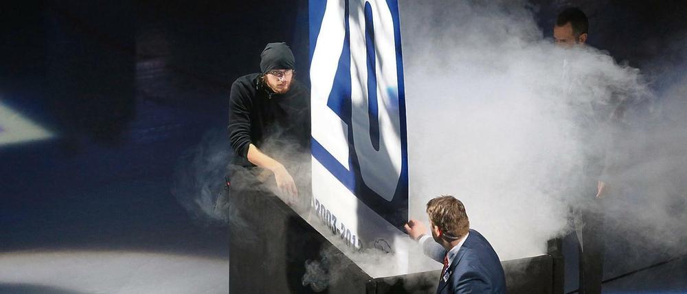 Die Nr. 20, die Nummer von Dennis Pederson, wird an die Hallendecke gehievt.