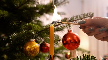 Das Weihnachtsfest lässt viele Menschen zu Reisenden werden, die mit ihrer Familie zusammen feiern wollen.
