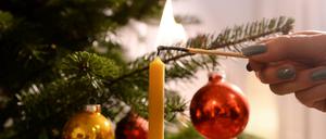 Das Weihnachtsfest lässt viele Menschen zu Reisenden werden, die mit ihrer Familie zusammen feiern wollen.