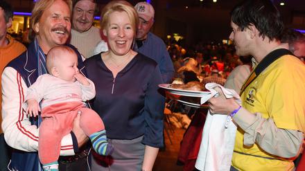 Kellnern und Babysitten, kein Problem für Frank Zander (links), das schafft er auch gleichzeitig, zumal ihm Neuköllns Bürgermeisterin Franziska Giffey (SPD) beim Servieren zur Seite stand. Seit 20 Jahren wird diese Feier von Zander, dem Diakonischen Werk und dem Estrel Hotel ausgerichtet. Auch bedürftige Familien mit Kindern waren eingeladen. 