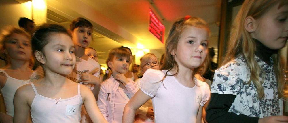 Lieber Ballett als Fußball? Da kann man nichts machen. Auf diesem Archivbild nahmen die kleinen Tänzerinnen an einem Casting im Berliner Friedrichstadtpalast teil für das Kinderensemble des Revuetheaters.