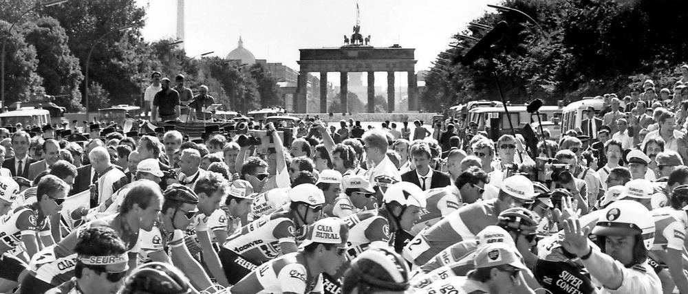 Als das Brandenburger Tor noch zu war. Das Feld der Fahrer bei der Tour 1987 in Berlin.