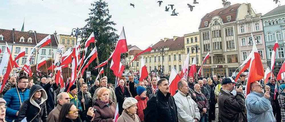 Unterstützer. Diese Menschen gehen für die neue Regierung auf die Straße. Doch auch der Protest der demokratischen Gegner formiert sich.