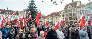 Unterstützer. Diese Menschen gehen für die neue Regierung auf die Straße. Doch auch der Protest der demokratischen Gegner formiert sich.