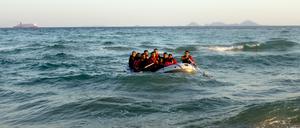 Immer wieder machen sich Flüchtlinge per Boot über das Mittelmeer auf den lebensgefährlichen Weg nach Europa.