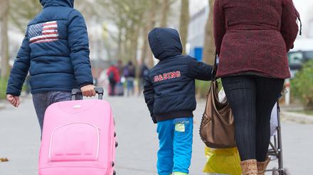 Kanzleramtsminister Altmaier (CDU) und Außenminister Steinmeier (SPD) sind uneins in der Behandlung osteuropäischer Staaten, die sich in der Flüchtlingskrise verweigern. 