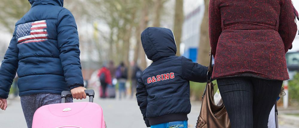 Kanzleramtsminister Altmaier (CDU) und Außenminister Steinmeier (SPD) sind uneins in der Behandlung osteuropäischer Staaten, die sich in der Flüchtlingskrise verweigern. 