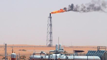 Ein Ölfeld in der Wüste, rund 150 Kilometer von Riad, Saudi-Arabien. Die Unternehmen der Ölindustrie legen ein Großprojekt nach dem anderen auf Eis. Der niedrige Ölpreis ist nur ein Grund. Auch Saudi-Arabien denkt laut über eine Zukunft nach den fossilen Energieträgern nach.