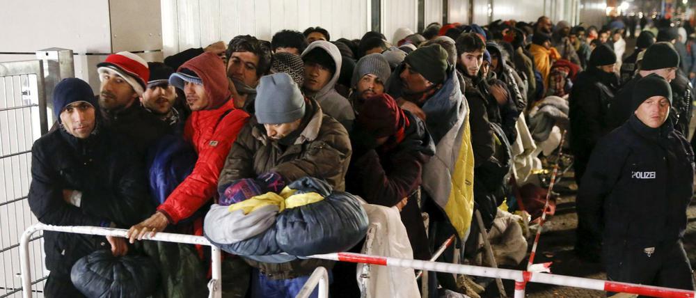 "Geflüchtete" warten auf ihre Registrierung vor dem Berliner Lageso. Das Foto entstand am 9. Dezember 2015.