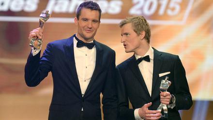Triathlet Jan Frodeno (links) freut sich neben dem zweitplazierten Skispringer Severin Freund.