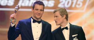 Triathlet Jan Frodeno (links) freut sich neben dem zweitplazierten Skispringer Severin Freund.