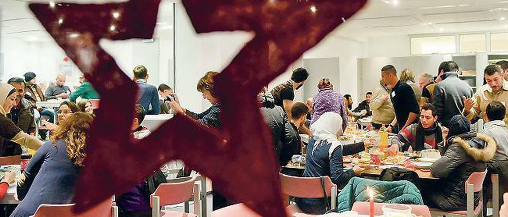 Merry Christmas. Berlin ist zumindest über Weihnachten auf die neuen Flüchtlinge, die kommen, ganz gut vorbereitet.