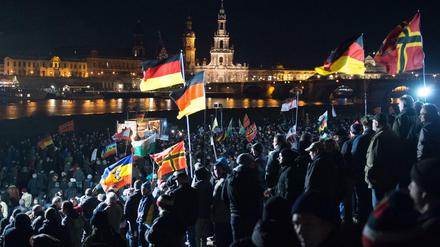 Teilnehmer haben sich am 21.12.2015 am Königsufer in Dresden (Sachsen) bei einer Kundgebung des Bündnisses Pegida (Patriotische Europäer gegen die Islamisierung des Abendlandes) versammelt. 