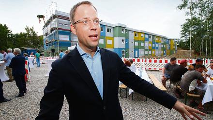 Unter Druck. Sozialsenator Mario Czaja vor einer Flüchtlingsunterkunft.