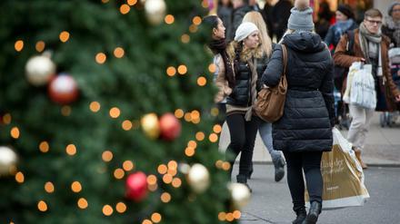 Adventsshopping. Am letzten Sonntag vor Weihnachten haben die Läden ausnahmsweise geöffnet.