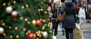 Adventsshopping. Am letzten Sonntag vor Weihnachten haben die Läden ausnahmsweise geöffnet.
