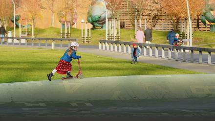 Frühlingsspaß zu Weihnachten. Rollern im Gleisdreieck-Park.