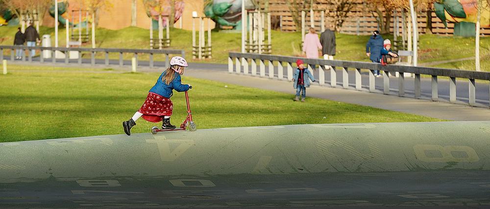 Frühlingsspaß zu Weihnachten. Rollern im Gleisdreieck-Park.
