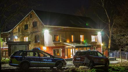 Einsatzfahrzeuge stehen am Samstagmorgen vor einer geplanten Flüchtlingsunterkunft im sächsischen Schlettau. Unbekannte haben einen Brandanschlag auf die Unterkunft im Erzgebirge verübt. 