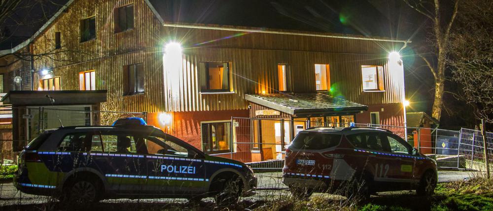 Einsatzfahrzeuge stehen am Samstagmorgen vor einer geplanten Flüchtlingsunterkunft im sächsischen Schlettau. Unbekannte haben einen Brandanschlag auf die Unterkunft im Erzgebirge verübt.