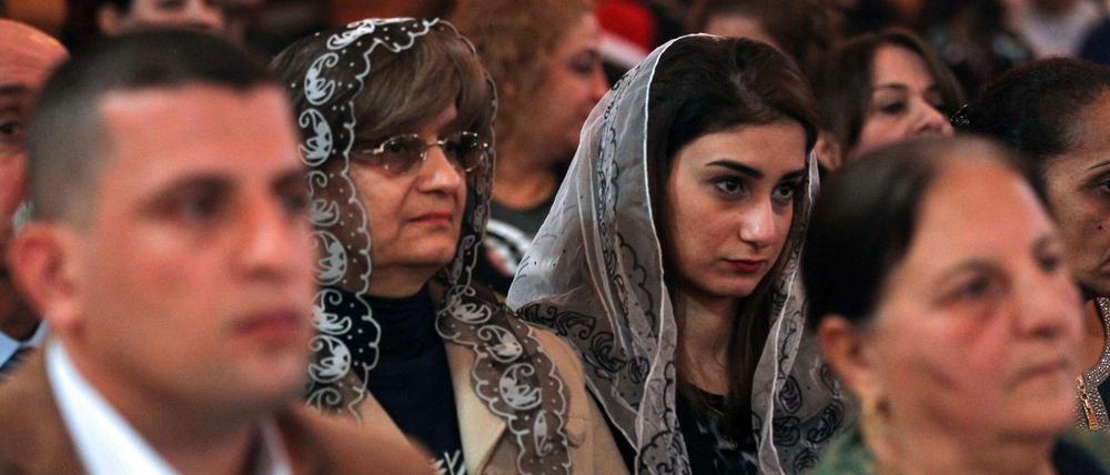 Irakische Christen nehmen an einem Weihnachtsgottesdienst in einer Kirche in Bagdad teil.