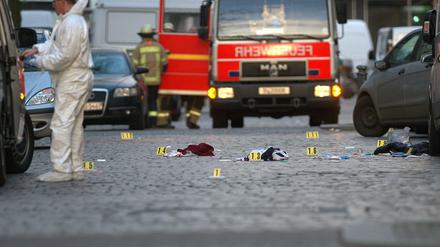 Am Tatort. Gekennzeichnete Spuren auf der Hochstädter Straße.