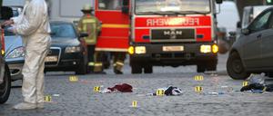 Am Tatort. Gekennzeichnete Spuren auf der Hochstädter Straße. 